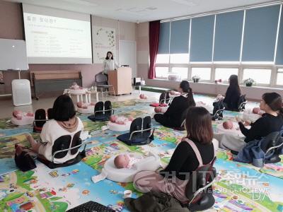 [크기변환]사본 -4. 기흥구보건소에서 임산부와 예비 부모를 대상으로 모유 수유 프로그램을 운영하고 있는 모습.jpg
