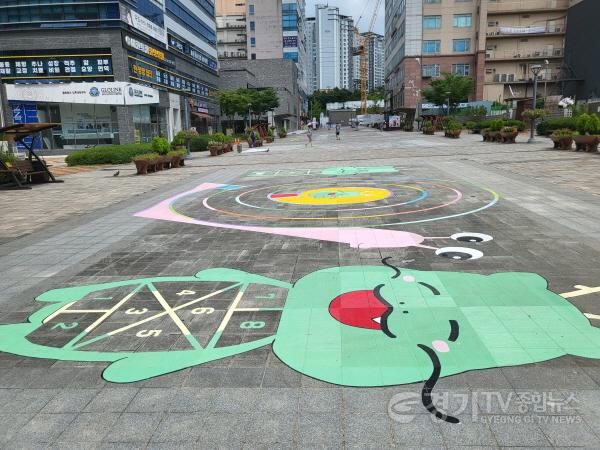 [크기변환]3. 영덕1동이 젊음의 광장에 바닥그림페인팅을 통한 놀이공간을 조성해 운영하고 있다..jpg