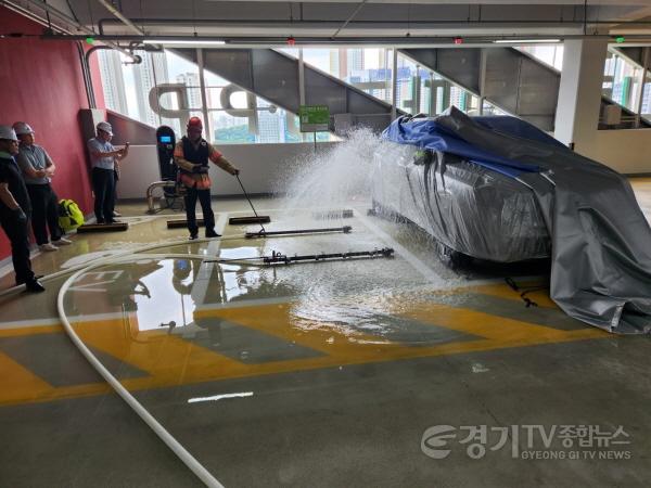 [크기변환](보도사진)경기도 공공기관 최초 전기차 화재진압 장비 도입1 (1).JPG