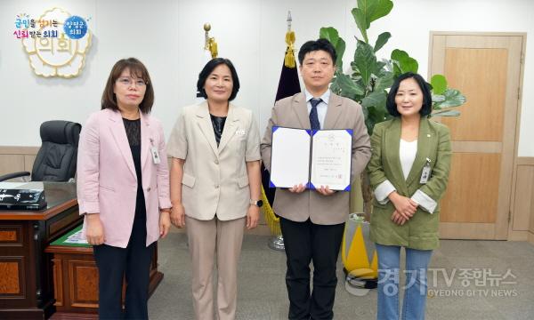 [크기변환]양평군의회, 신규 정책지원관 1명에 임용장 수여1.jpg