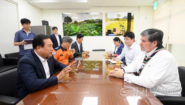 [크기변환](좌)이권재오산시장,(우)카를로스 페냐피엘 대사 사진.JPG