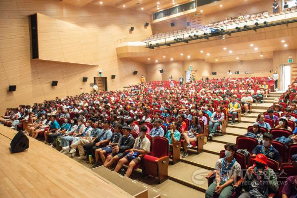 [크기변환][크기변환]잼버리 대원들이 용인문예회관 처인홀에서 진행된 체험 프로그램을 관람하고 있다(2).jpg