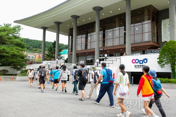 [크기변환]잼버리 대원들이 체험 프로그램 관람을 위해 용인문예회관 처인홀로 향하고 있다(1).jpg