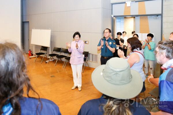 [크기변환]김경희 이천시장이 잼버리 대원들을 환영하고 있다 (1).jpg