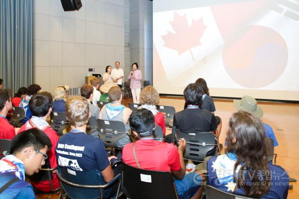 [크기변환]김경희 이천시장이 잼버리 대원들을 환영하고 있다 (2).jpg