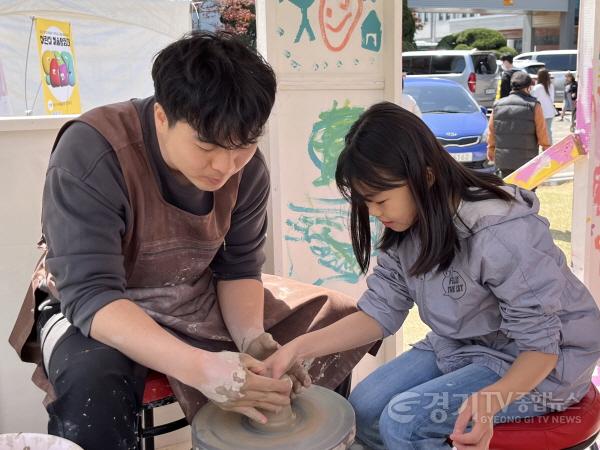 [크기변환](사진자료) 2023 경기도 문화사계 봄 축제 경기도청 봄꽃축제_한국도자재단 경기도자미술관_신나는 벚꽃열차 탐험대_도자기 물레 체험.jpg