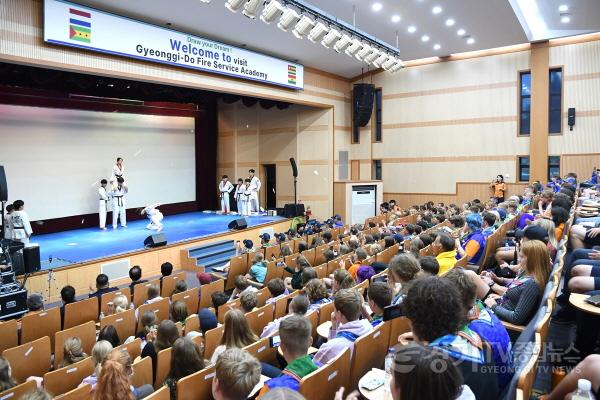 [크기변환]태권도 관람하는 잼버리 대원들.JPG