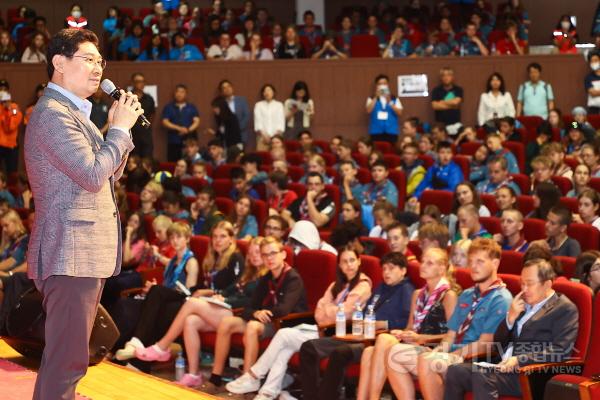 [크기변환]이상일 용인특례시장이 지난 10일 명지대 60주년 기념 채플관에서 열린 공연에서 잼버리 대원들에게 인사말을 하고 있다.jpg