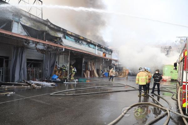 [크기변환]화성소방서_공장화재 진압사진.JPG