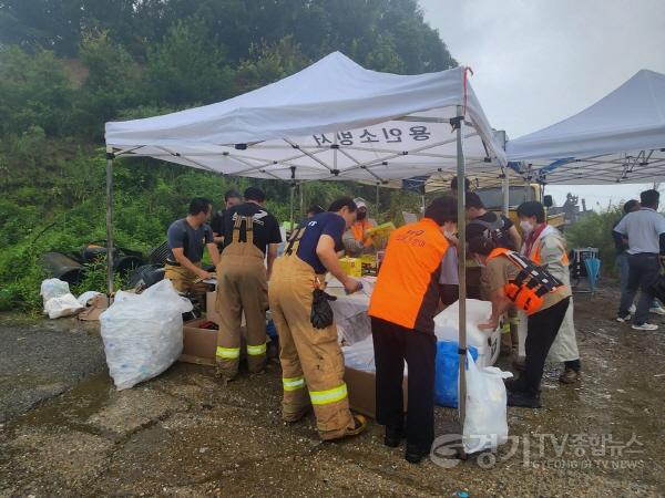 [크기변환]6. 지난 22일 화재현장에서 묵묵히 지원한 이동읍 의용소방대원들의 모습.jpeg