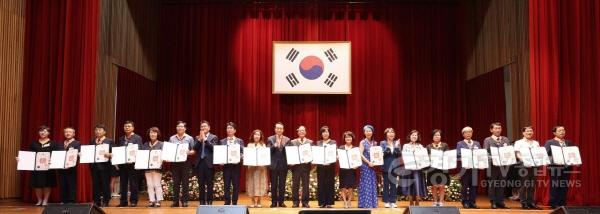 [크기변환]임태희 교육감, 퇴직 교원 훈포장 및 표창장 전수 “경기교육 위해 애써주신 분들, 감사와 존경” 사진 (2).jpg