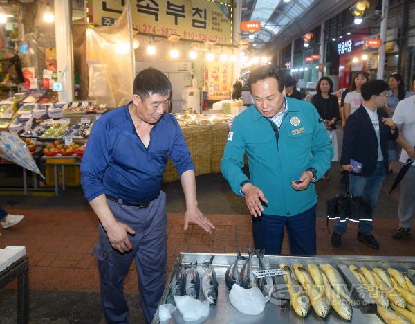 [크기변환]1-1 오색시장 찾아간 이권재 오산시장, 수산업 안전점검·수산물 구매 독려.jpg