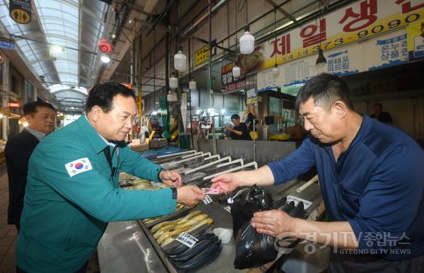 [크기변환]1-2 오색시장 찾아간 이권재 오산시장, 수산업 안전점검·수산물 구매 독려.jpg