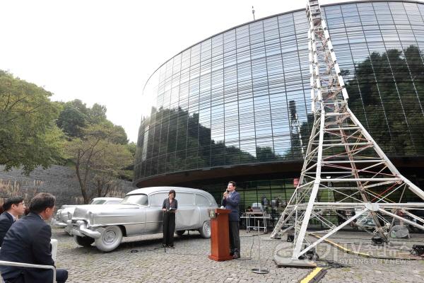 [크기변환]16-2. 31일 백남준아트센터에서 열린 트랜스미션, 너에게 닿기를 개막식에서 축사를 하고 있는 이상일 용인특례시장.JPG