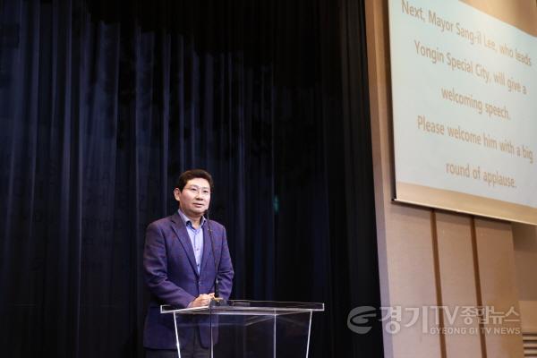 [크기변환]15-1. 이상일 용인특례시장이 31일 기흥ICT밸리 컨벤션에서 열린 용인시 Y-Trade 첨단산업 수출상담회에서 영어로 환영사를 하고 있다..jpg