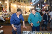 [크기변환]1-1 오색시장 찾아간 이권재 오산시장, 수산업 안전점검·수산물 구매 독려.jpg