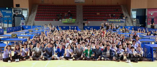 [크기변환]10-3. 1일 용인실내체육관에서 열린 ‘제10회 용인특례시 지도자배 생활체육 탁구대회’에 참석한 이상일 용인특례시장과 선수들의 모습.jpg