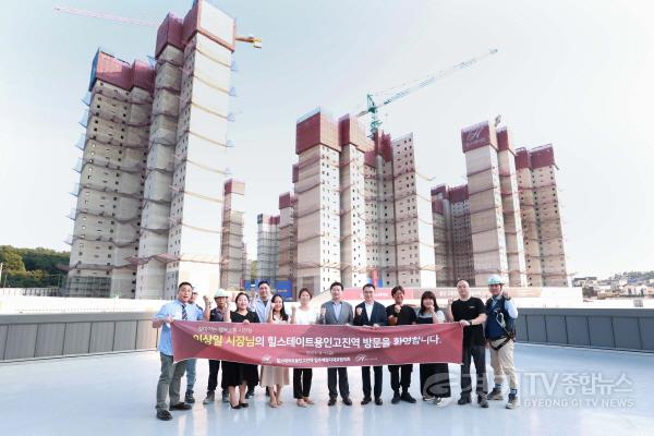 [크기변환]1-2. 이상일 용인특례시장이 지난 1일 처인구 고림동 공동주택 공사현장을 방문해 입주예정자들과 기념촬영을 하고 있다.jpg
