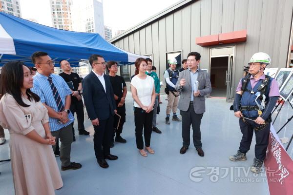 [크기변환]1-1. 이상일 용인특례시장(오른쪽에서 두번째)이 지난 1일 처인구 고림동 공동주택 공사현장을 방문해 입주예정자들과 소통했다.jpg