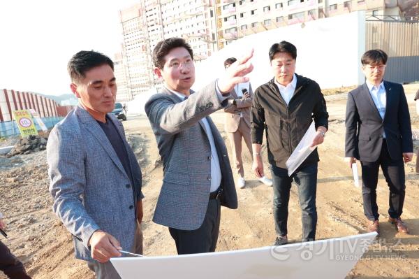 [크기변환]1-3. 이상일 용인특례시장이 지난 1일 처인구 고림동 공동주택 공사현장을 방문해 부지 뒤편 고등학교 신설 예정부지를 점검하고 있다.jpg