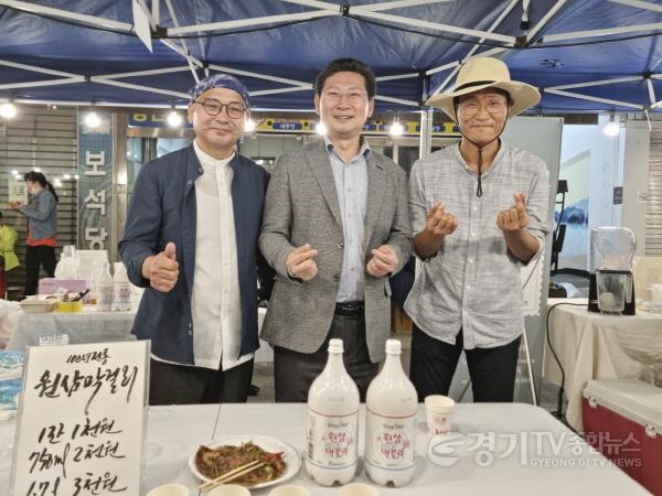 [크기변환]2-9. 이상일 용인특례시장(가운데)이 지난 1일 별빛마당 야시장에서 용인중앙시장 상인들과 기념촬영을 하고 있다..jpg