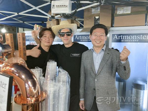 [크기변환]2-8. 이상일 용인특례시장(왼쪽)이 지난 1일 용인중앙시장 별빛마당 야시장에서 시민들과 기념촬영을 하고 있다..jpg