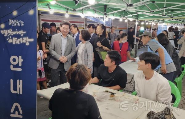 [크기변환]2-4. 이상일 용인특례시장(왼쪽)이 지난 1일 용인중앙시장 별빛마당 야시장에서 시민들에게 인사하고 있다..jpg