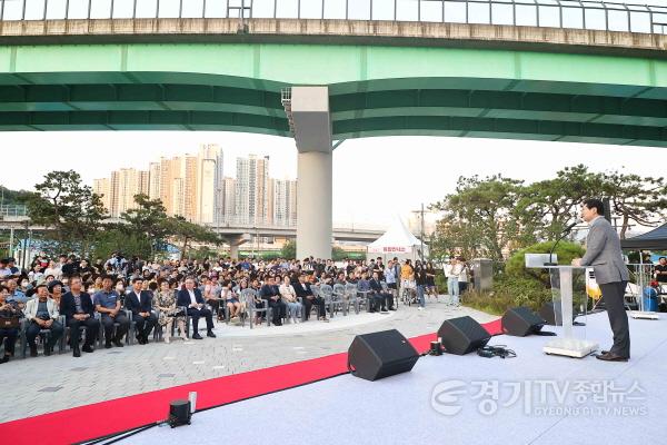 [크기변환]3-2. 이상일 용인특례시장이 지난 1일 영덕숲자람터근린공원 개장식에서 인사말을 하고 있다..jpg