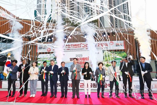 [크기변환]3-4. 이상일 용인특례시장(오른쪽에서 여섯번째)을 비롯한 내빈들이 지난 1일 영덕숲자람터근린공원 개장식에서 테이프 커팅을 하고 있다..jpg