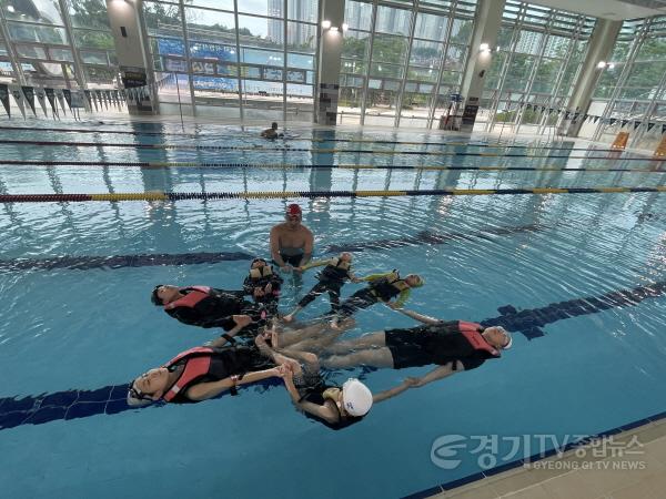 [크기변환]2. 용인특례시는 7월 24일부터 한 달 동안 시민 생존수영교육이 진행됐다고 밝혔다. 아동과 학부모가 함께 생존수영 교육을 받고 있다..jpg