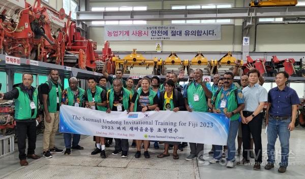 [크기변환]4. 지난달 29일 피지 마을지도자와 공무원 주민 등 20명이 용인특례시 농업기술센터 농기계임대사업소를 방문했다..jpg