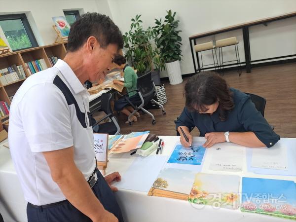 [크기변환]10. 남사캘리그라피동호회가 주민들을 위해 마련한 가훈써주기 행사.jpg