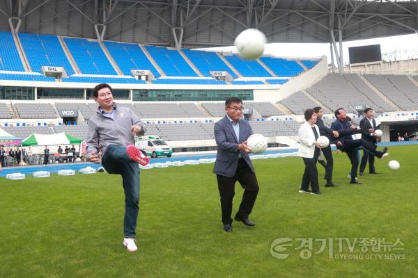 [크기변환]12-3. 이상일 용인특례시장(왼쪽)이 3일 용인미르스타디움 주경기장에서 열린 용인특례시장기 축구대회 개막식에서 시축을 하고 있다..jpg