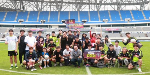 [크기변환]12-4. 이상일 용인특례시장(앞줄 가운데)이 3일 용인미르스타디움 주경기장에서 열린 용인특례시장기 축구대회 개막식에서 참가 선수들과 기념촬영을 하고 있다..jpg