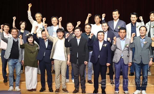 [크기변환]11-2. 이상일 용인특례시장이 지난 2일 용인시청 에이스홀에서 열린 제 4회 용인특례시협회장기 요가 아사나대회에서 내빈들과 기념촬영을 하고 있다..jpg