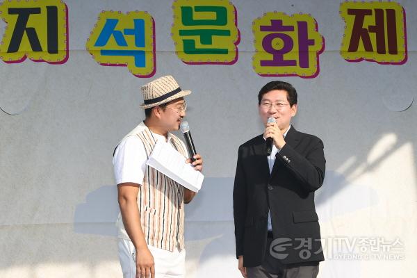 [크기변환]11-5. 이상일 용인특례시장(오른쪽)이 지난 2일 기흥구 상하동 구갈상하레스피아 공원에서 열린 지석문화제에서 인사하고 있다..jpg