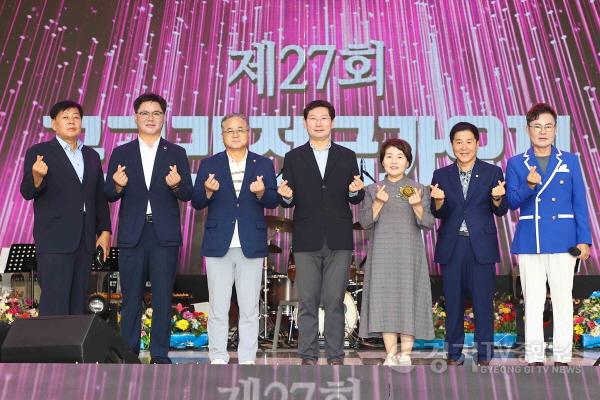 [크기변환]11-8. 이상일 용인특례시장(가운데)이 동백호수공원 야외특설무대에서 열린 제27회 곳고리전국가요제에서 참석자들과 기념촬영을 하고 있다..jpg