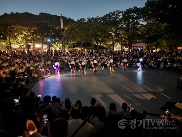[크기변환]5. 용인특례시의 용인 여름빛 야간 마실 행사가 지난 2일 한국민속촌에서 열렸다..jpg