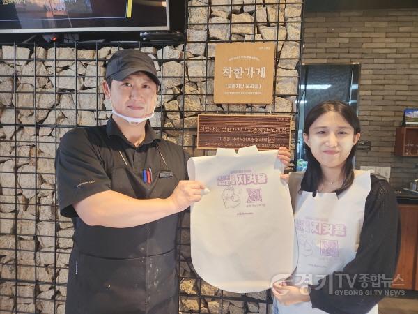 [크기변환]6-1. 보라동이 지난 1일 착한 가게로 지정된 식당과 금연 홍보 캠페인을 진행했다. 보라동 교촌치킨에 일회용 앞치마를 제공하고 기념촬영을 했다. 사진 왼쪽이 보라동 교촌치킨 대표..jpg