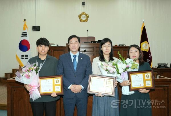 [크기변환][사진자료] 하남시의회 9월 5일 제324회 제1차 본회의 2023년 3분기 우수공무원 기념사진.(사진_하남시의회 제공).jpg