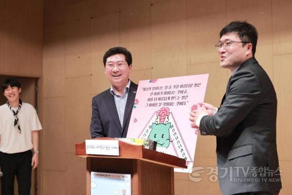 [크기변환]3-3. 경기용인아동보호전문기관 개관10주년 기념행사 에 참석한 이상일 용인특례시장(왼쪽)과 신재학 경기용인아동보호전문기관 관장(오른쪽).JPG