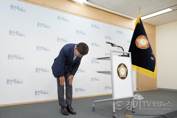 [크기변환]20230907 용인특례시의회 윤원균 의장·황재욱 의원, 사과 성명서 발표(4).jpg