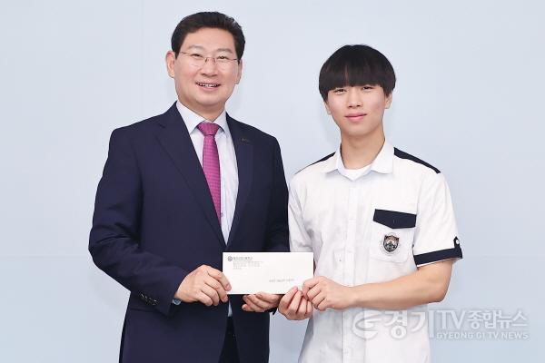 [크기변환]1-1. 이상일 용인특례시장(왼쪽)이 지난 7일 시장실을 방문한 처인구 삼계고등학교 학생회장인 이찬희 군으로부터 삼계고 통학버스 문제를 해결해준 데 대해 감사 편지를 받았다..jpg