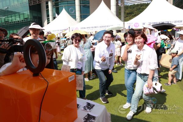 [크기변환]2-3. 이상일 용인특례시장이 행사장에 마련된 도서관 별 체험 부스를 방문해 도서관 직원들과 스티커 사진을 찍고 있다..JPG