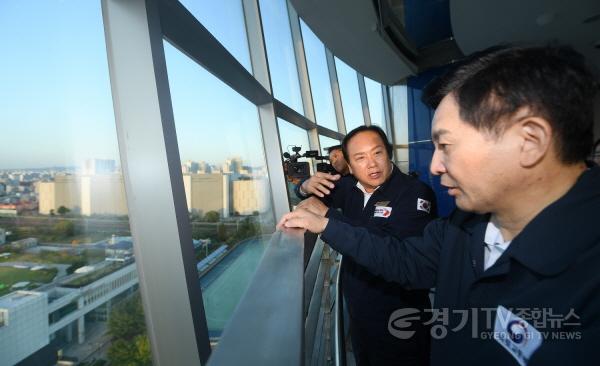 [크기변환]1-3 에코리움 전망대에서 이권재 오산시장이 원희룡 장관에게 오산역, 경부선철도 횡단도로 부지 등을 바라보며 현안에 대해 현장설명.JPG