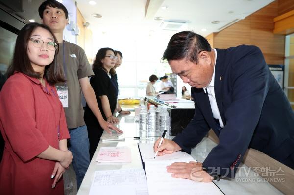 [크기변환]2. 수원특례시의회 이재식 부의장 방명록 작성.jpg