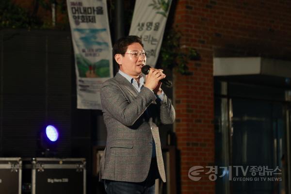 [크기변환]1-2. 9일 동천동 목양교회 잔디마당에서 열린 제6회 머내마을 영화제 야외영화축제에 참석한 이상일 용인특례시장이 인사말을 하고 있다..JPG