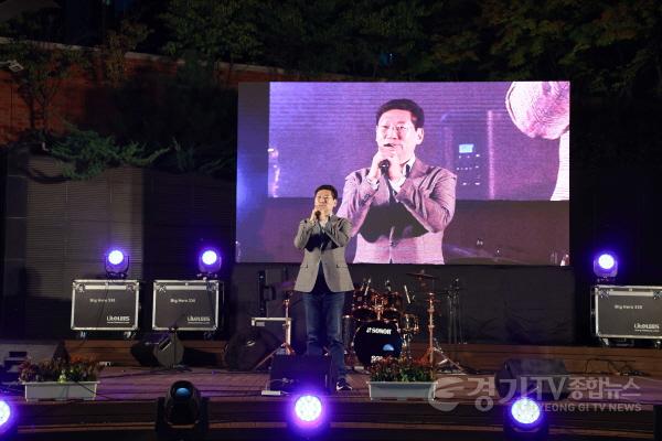 [크기변환]1-3. 9일 동천동 목양교회 잔디마당에서 열린 제6회 머내마을 영화제 야외영화축제에 참석한 이상일 용인특례시장이 인사말을 하고 있다..JPG