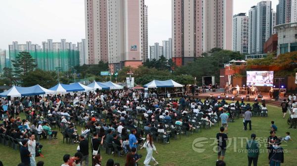 [크기변환]1-1. 9일 동천동 목양교회 잔디마당에서 제6회 머내마을 영화제의 메인행사인 야외영화축제가 열렸다. 사진은 사전 공연을 즐기는 시민들의 모습.JPG