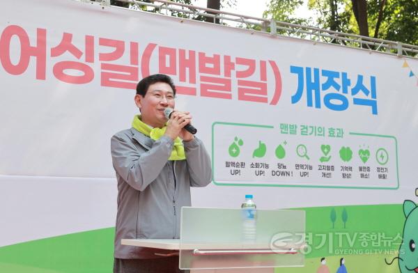 [크기변환]3-1. 이상일 용인특례시장이 10일 기흥구 중동 한숲근린공원 내에 조성된 어싱길 개장식에 참석해 인사말을 하고 있다..JPG